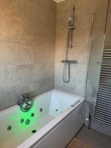 Netflix Home Jacuzzi Gym Fast Wifi Ps5 Free Parking 2 Spaces Χέρεφορντ Εξωτερικό φωτογραφία